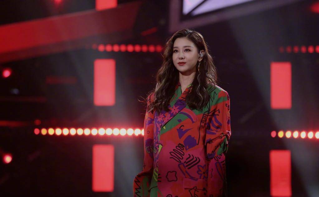 美人|圆脸美人李小萌变狂野，穿涂鸦西装短裙唱歌，罕见唇钉差点认不出