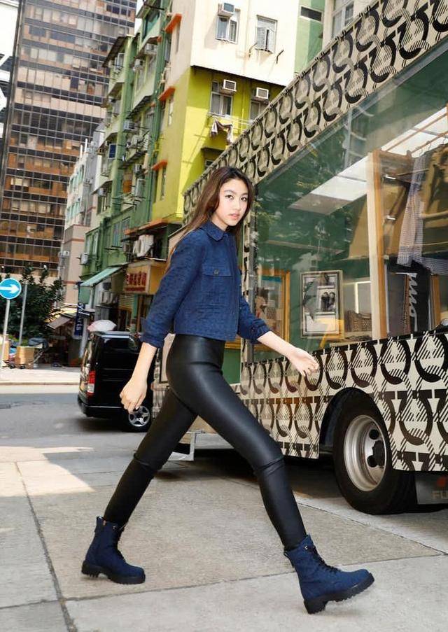 设计|17岁任晴佳T台秀长腿，这气场和身材太惊艳了，不愧是任达华女儿