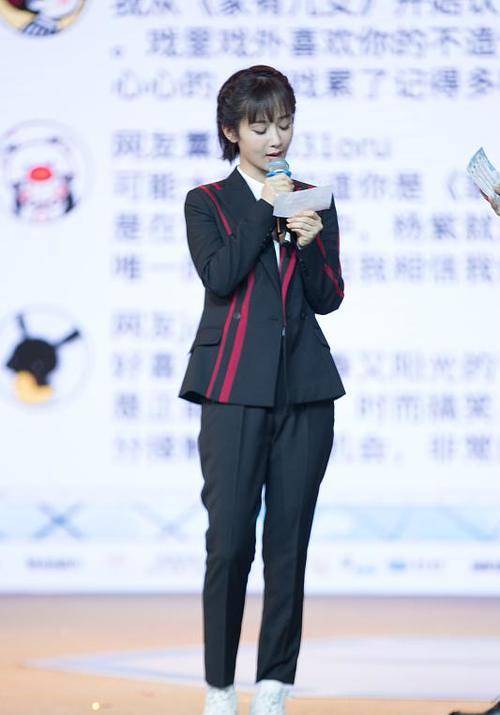 黑色|林允真不会挑裙子，就算杨紫穿的也很简单，但是看着更可靠点