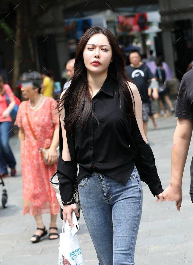 脚踝|黑色个性背心搭配紫色打底裤，超高的显瘦效果，整体穿搭特别加分