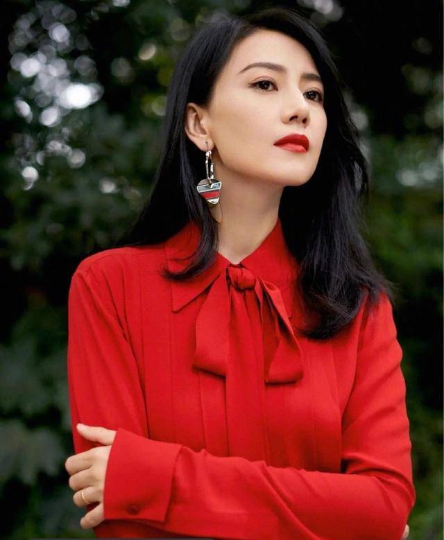 显得|真正层次高的女人，都脱下了裤装，快跟着高圆圆穿裙装