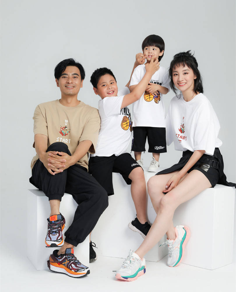 陈龙|陈龙晒照为妻庆生，35岁章龄之打扮像邻家女，俩娃模样都像爸