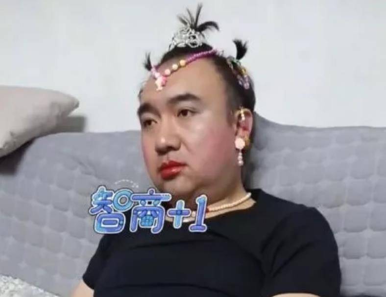 眼睛|女儿给爸爸化妆走红，妆前“硬汉”妆后“贵妇”，这才叫珠光宝气