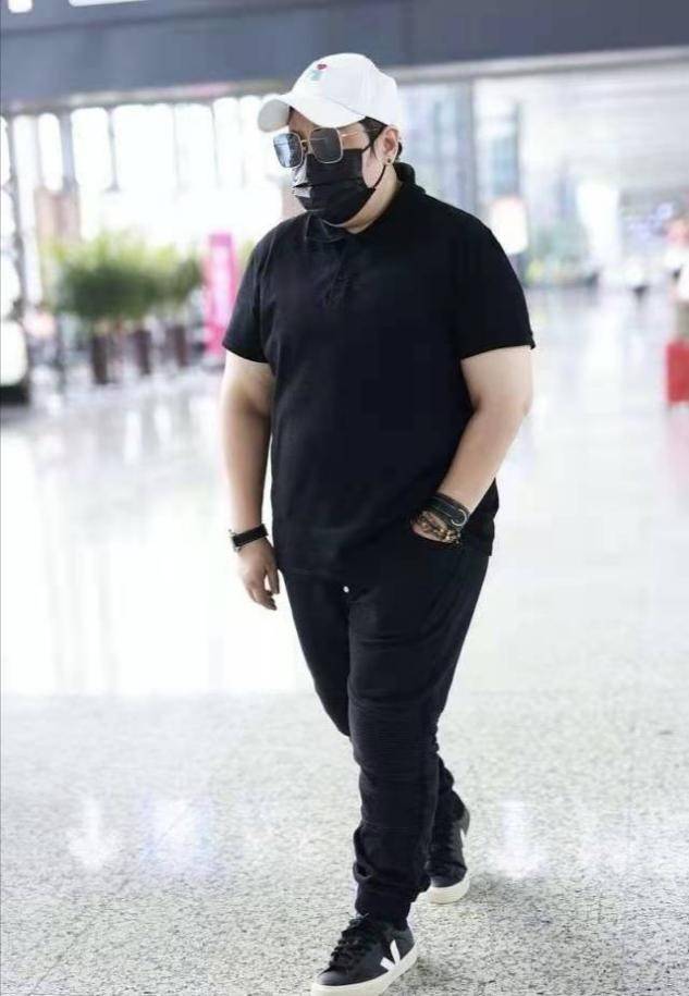 全黑|韩红机场近照瘦不少，穿紧身裤小腿纤细，全黑造型似保镖好严肃？
