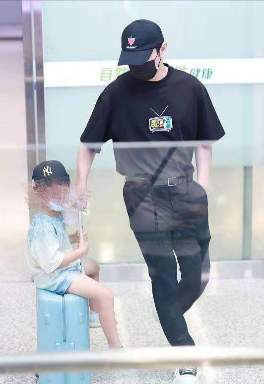 黑色|黄晓明机场溜娃，瘦不少变奶爸小生真清爽，4岁儿子眉眼随妈秀气！