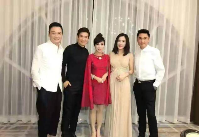 明星经纪人|8位TVB老戏骨齐来内地，米雪居C位红裙瞩目，众男星耐老堪比小生？