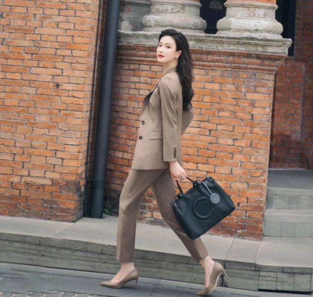 服装|西装穿搭虽然很简约，但风格要自己掌控，穿出更多可能
