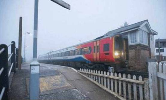 英国“最荒凉”火车站，年客运量12人，网友：为啥不停运？