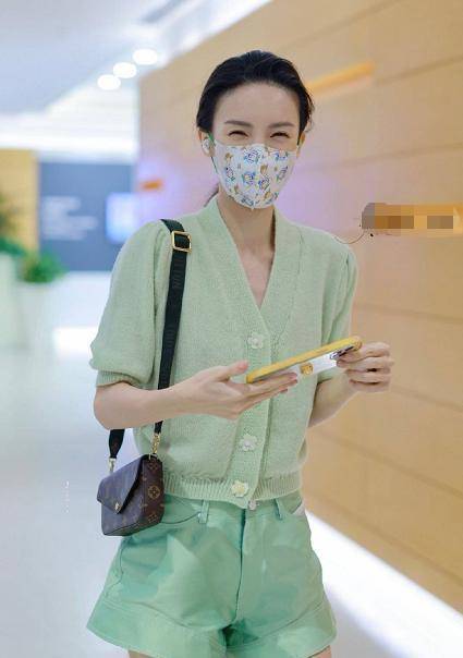 身材|金晨早秋穿搭真亮眼，针织配短裤清新显身材，可惜鞋子不太搭
