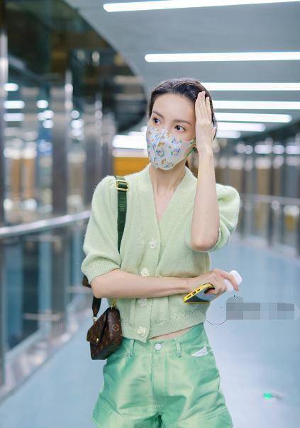 身材|金晨早秋穿搭真亮眼，针织配短裤清新显身材，可惜鞋子不太搭