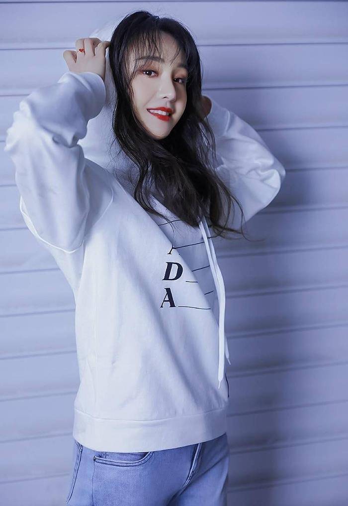 排场|郑爽首次跑马拉松太排场!穿防晒衣专人撑伞真抢镜,出行堪比巨星