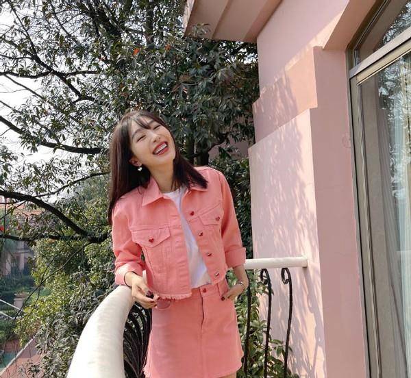 整体|李菲儿品味真不俗！穿奶奶衫配奶奶裤，看似老土，实则慵懒又高级