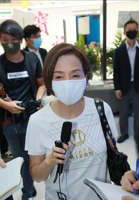 氛围|张国荣前女友最新近照,61岁状态超好,淡妆出镜秒杀旁边暴露女?