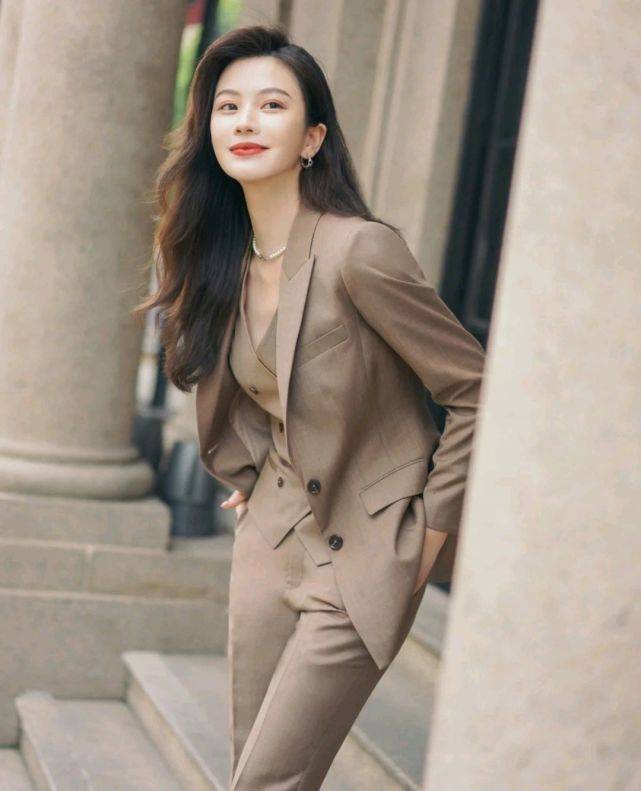 服装|西装穿搭虽然很简约，但风格要自己掌控，穿出更多可能