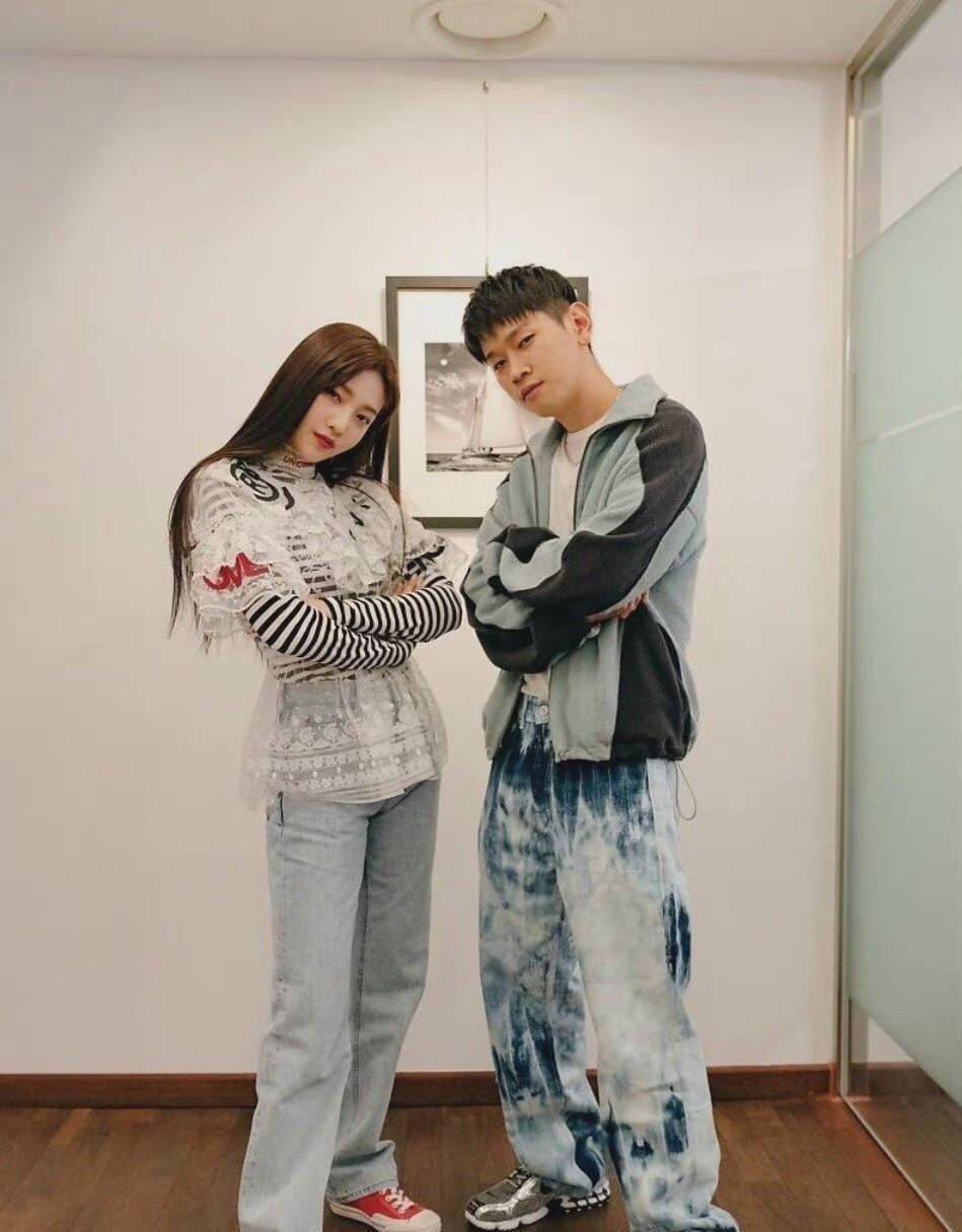 Red Velvet成员朴秀荣与歌手crush恋情曝光 二人约会遛狗超甜蜜 进行