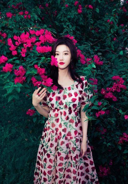 样式|景甜不穿旗袍也惊艳，穿碎花裙打扮复古明艳，不愧是人间富贵花