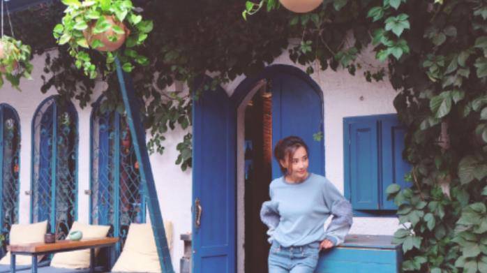 卫衣|马雅舒44岁风韵犹存，穿拼接卫衣减龄时髦，难怪二婚还能嫁富豪