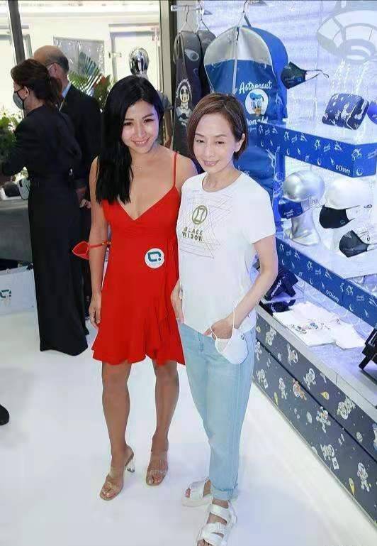 氛围|张国荣前女友最新近照,61岁状态超好,淡妆出镜秒杀旁边暴露女?