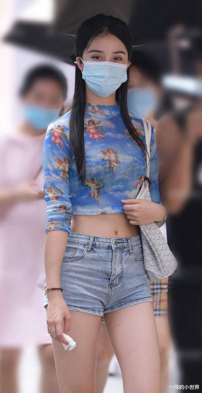 女孩子|穿牛仔热裤的美女，讲真的，腿好看穿这种就是养眼