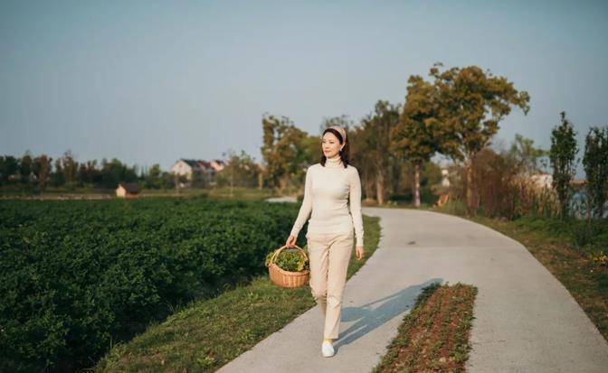 酒吧|央视女主持刘芳菲真有雅兴，穿白裙戴礼帽逛酒吧，侧颜红唇太惊艳