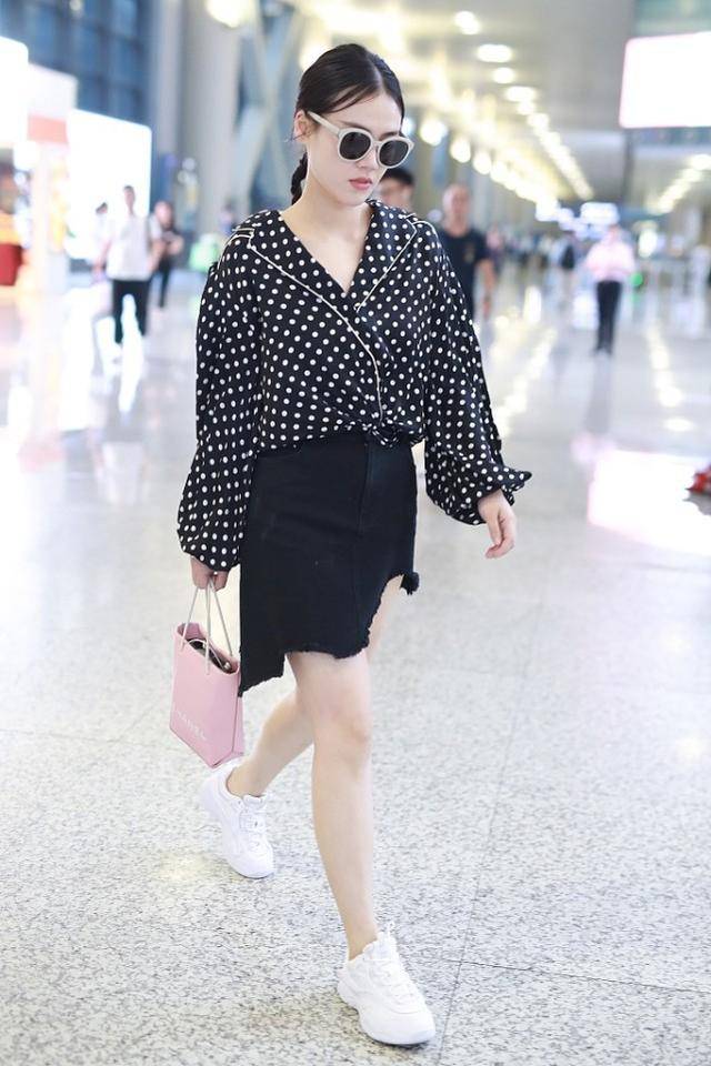 服装|真服了马思纯的衣品，“撕破”的裙子也能穿，一般人可驾驭不了