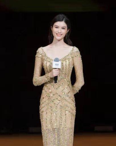 活动|晒陆毅一家三口合照，鲍蕾穿金色礼服裙亮相，比当红小花还美