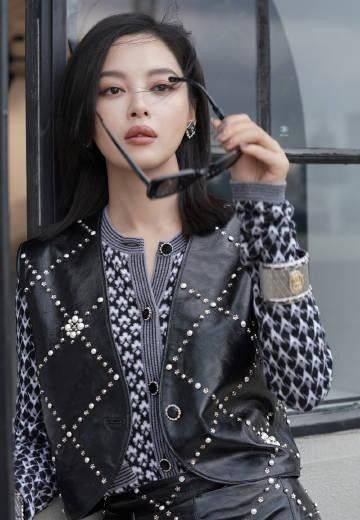 一身|辛芷蕾虽然不是传统的美女，但气场可真强，穿一身黑太帅气了