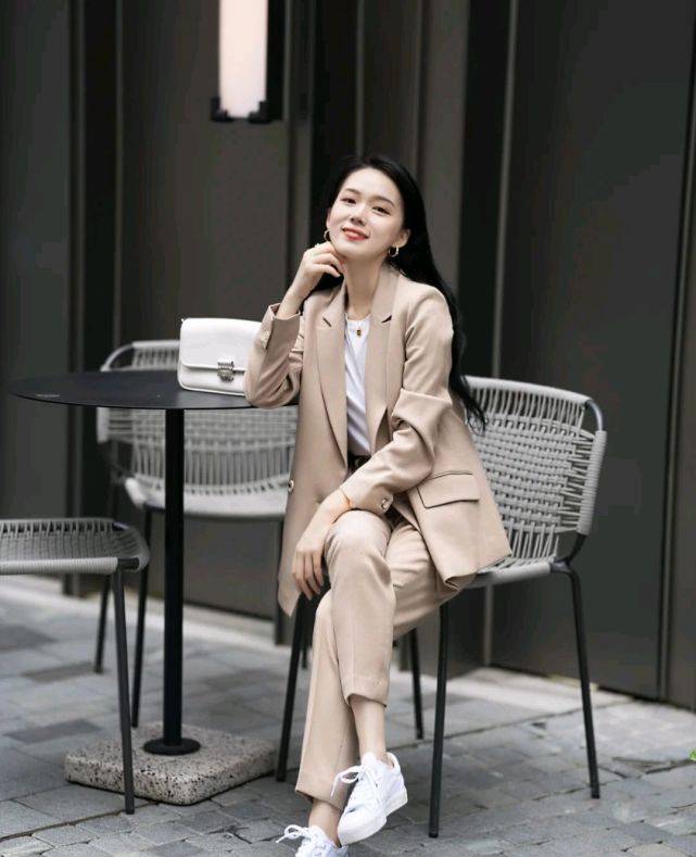服装|西装穿搭虽然很简约，但风格要自己掌控，穿出更多可能