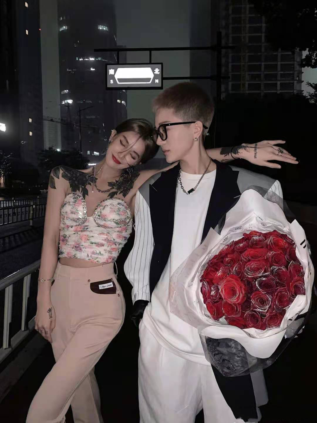 原创王逗逗晒出恋人车祸照眼皮青紫又流血万幸只是皮肉伤