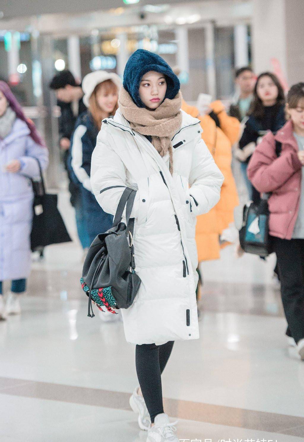 短裙|金度延的私服可真不是吹的，随性造型都充满减龄少女范，被撂倒了