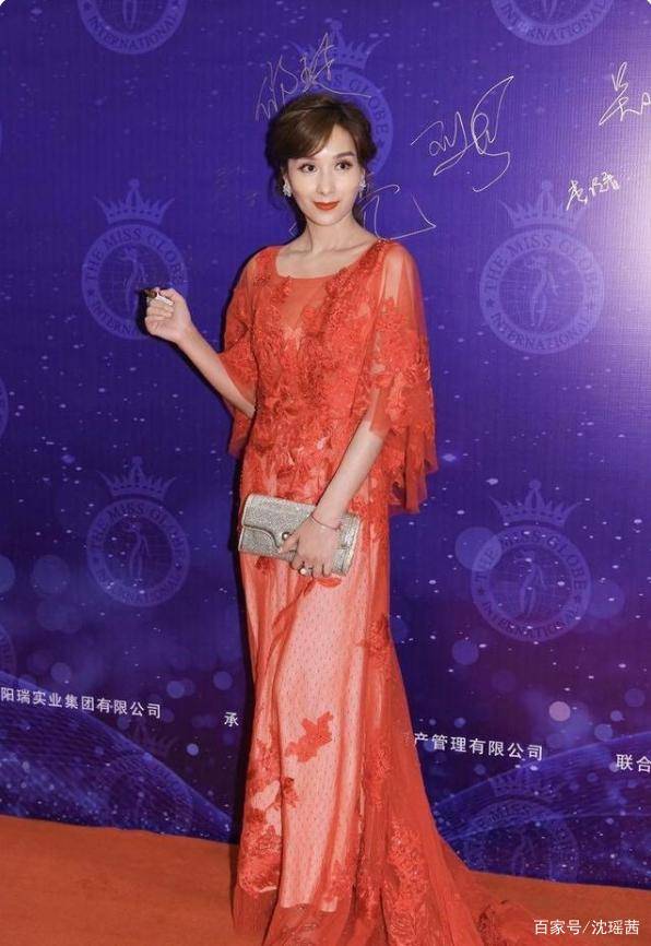 设计|46岁杨恭如穿红色薄纱裙亮相，单身也过得很潇洒，这气质状态超好