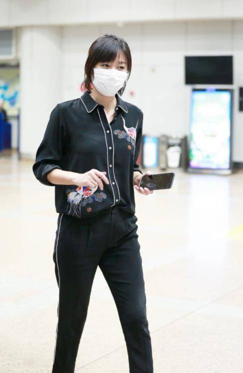 设计|徐静蕾不愧是文艺圈女神，“睡衣外穿”不显邋遢，反而穿出高街范