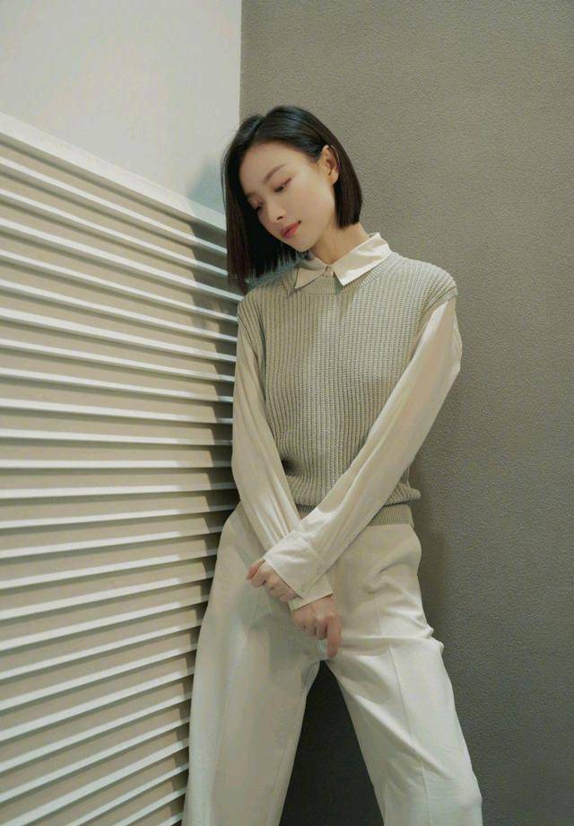 女生|倪妮在气质这块没输过，长款格纹外套配露脐装时髦精致，利落大气