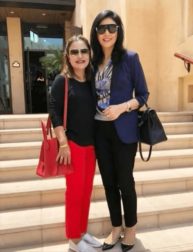 饱和度|英拉一家10口为侄女庆生，哥哥祖孙三代齐亮相，一家人穿成暴发户