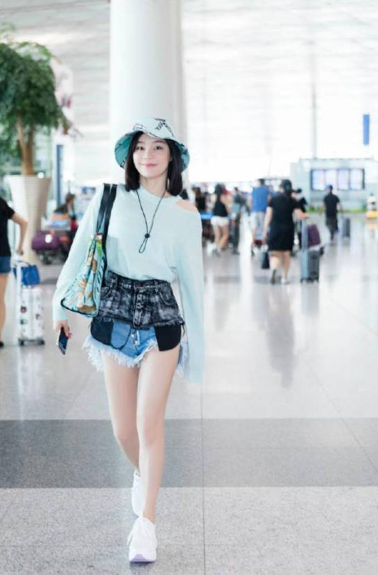 前卫|袁姗姗为了凹造型，牛仔裤剪开缝在裙子上，素颜跟没睡醒一样