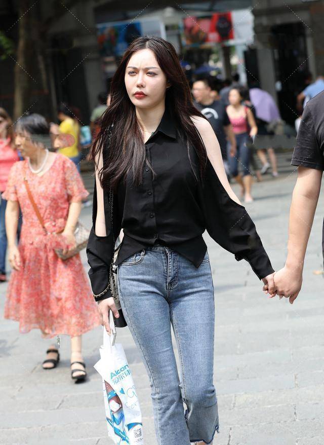 脚踝|黑色个性背心搭配紫色打底裤，超高的显瘦效果，整体穿搭特别加分