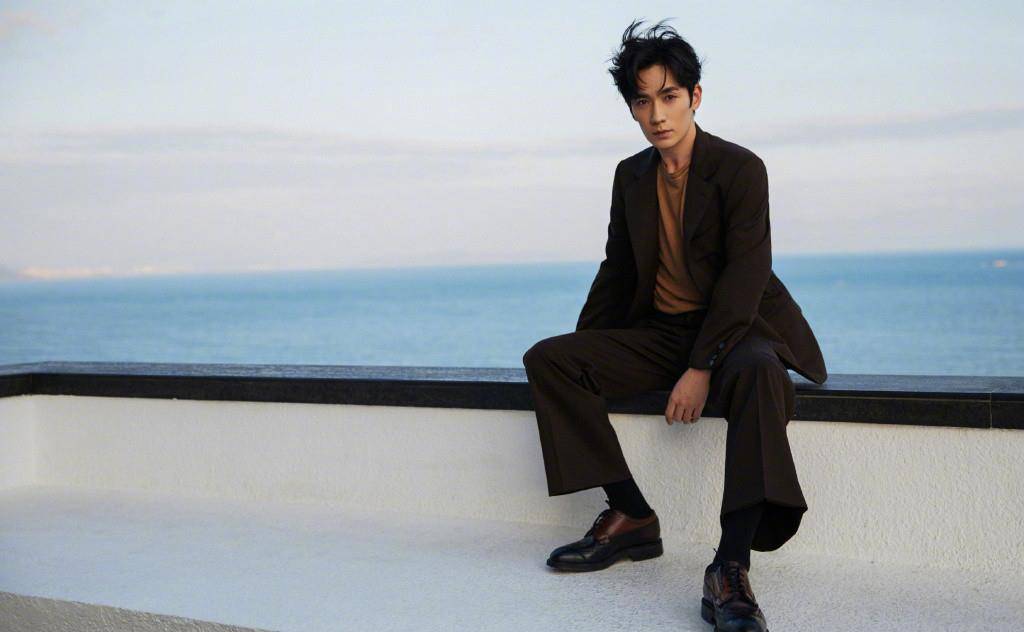 黑色|32岁李易峰和31岁朱一龙同框炫富比帅，一个穿9238，一个只穿1千2