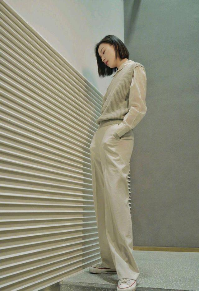 女生|倪妮在气质这块没输过，长款格纹外套配露脐装时髦精致，利落大气