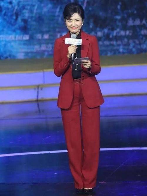 都美|周涛给企业庆典主持,53岁气质居然这么好,不装嫩有老人的优雅!