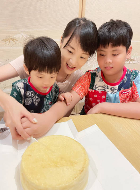 陈龙|陈龙晒照为妻庆生，35岁章龄之打扮像邻家女，俩娃模样都像爸