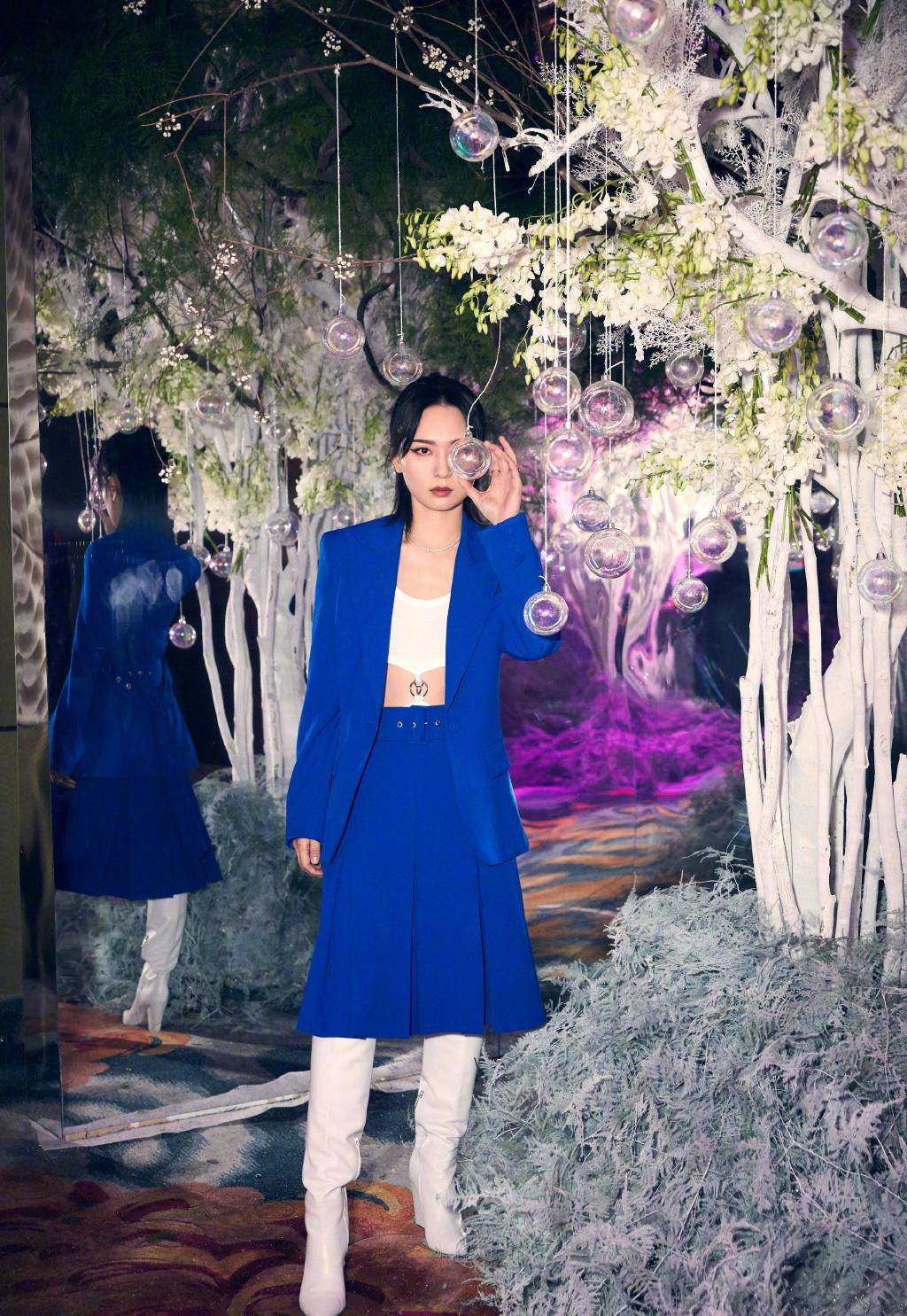 好身材|周笔畅可真奔放，穿衬衫只系两颗扣秀事业线，刺青意外抢镜太时髦