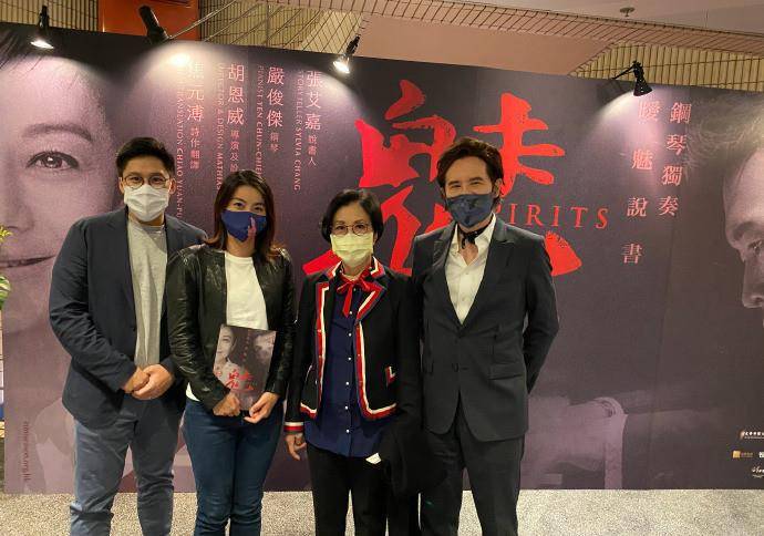 身材|郭晶晶看戏造型被吐槽,穿皮衣长裤像“村姑”,看到摘下口罩看呆
