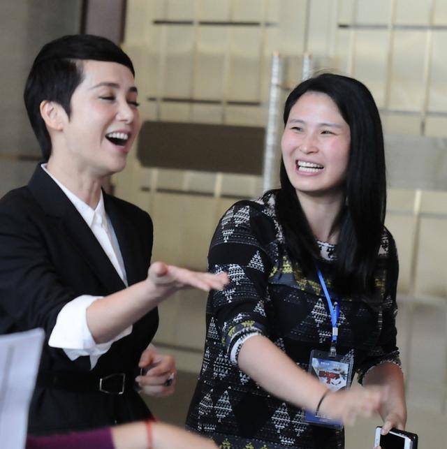 黑色|蒋雯丽留短发真精神，西装配半裙干练优雅，51岁女人最美的样子
