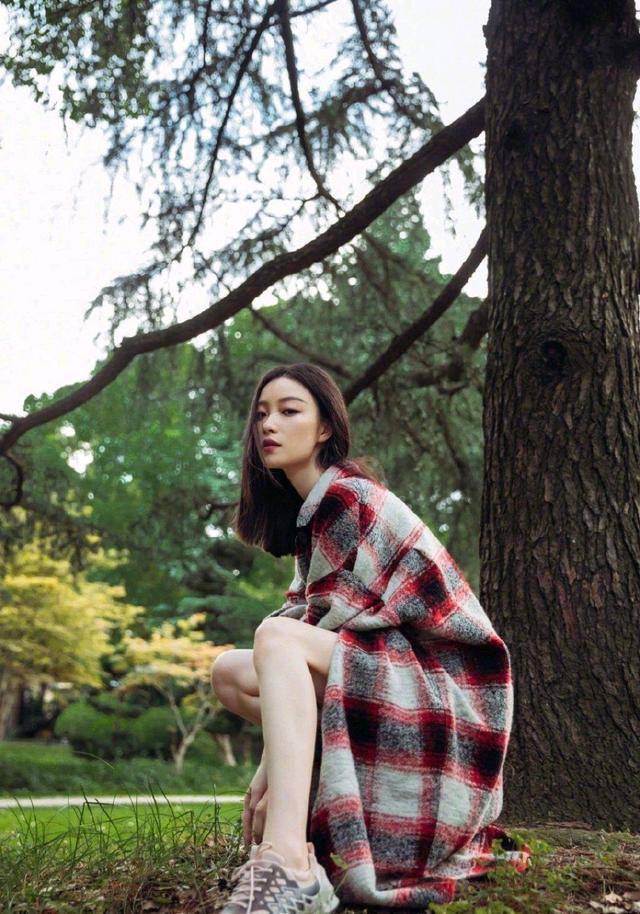 女生|倪妮在气质这块没输过，长款格纹外套配露脐装时髦精致，利落大气