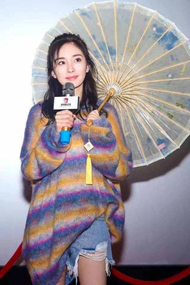 整体|杨幂“不走寻常路”,秋天刚到开穿“毛衣+短裤”了!意外的时髦