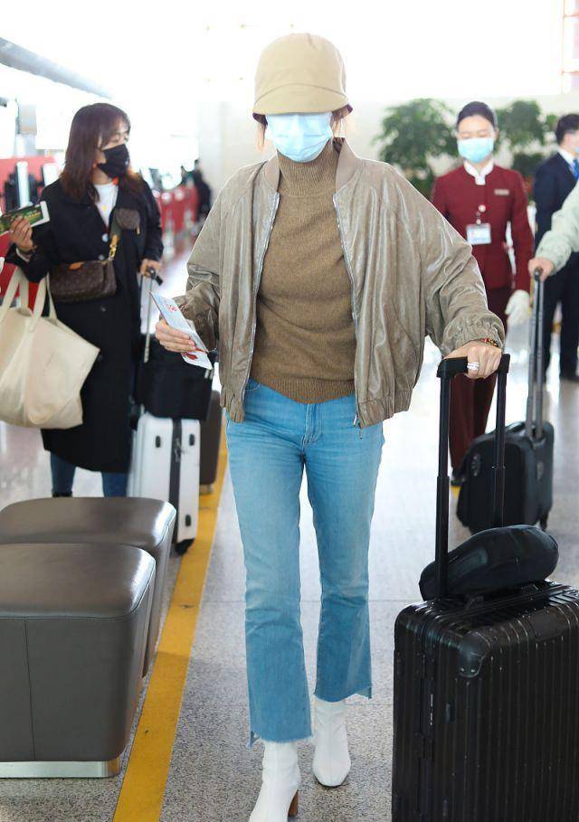 姐妹|海清真会穿，“上松下紧”显瘦又减龄，看到小肚腩终于信她44岁了