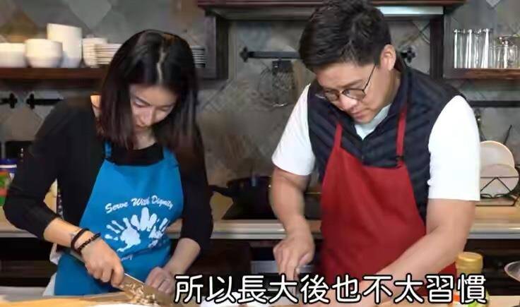 黑色|郭晶晶在家为霍启刚下厨真时髦，穿秀背式上衣戴1块头绳，太宠夫