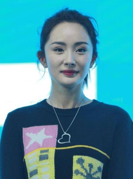 黑色|杨幂带火了反季节穿衣，夏天穿毛衣配短裙，“上厚下薄”太时髦