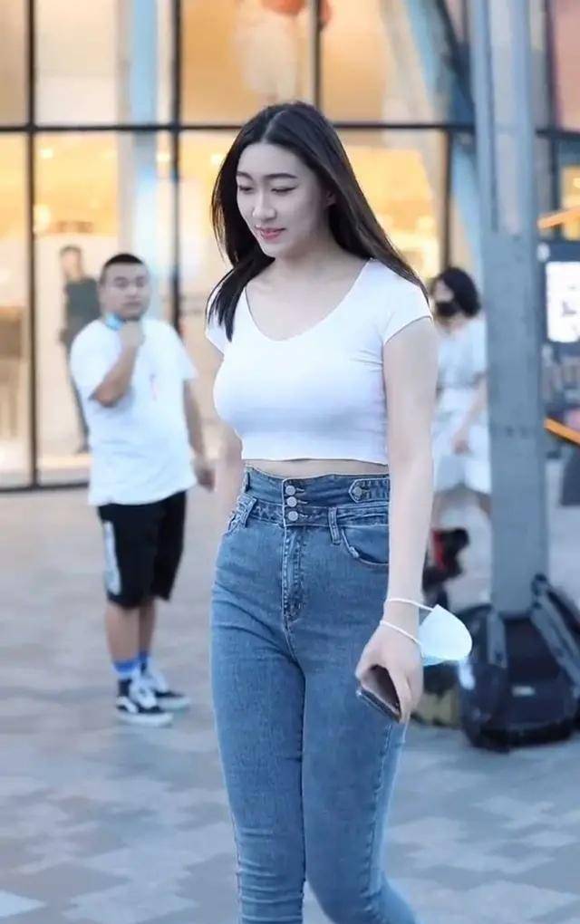 视觉|黑色花纹平底鞋搭配黑色超短裤,让视觉显瘦,添加时尚感