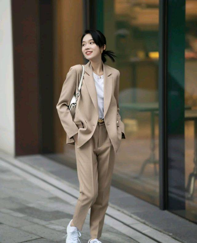服装|西装穿搭虽然很简约，但风格要自己掌控，穿出更多可能